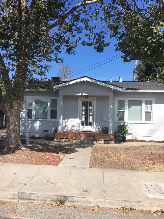Building Photo - 824 Sumner St