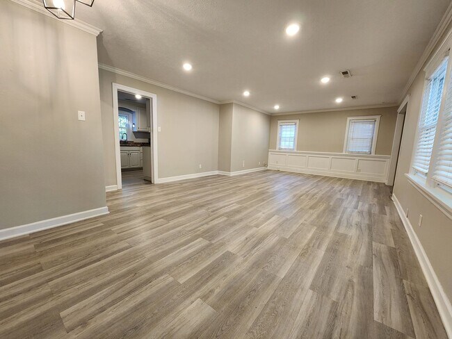 Building Photo - Spacious 3-Bedroom, 1-Bathroom Home AVAILA...