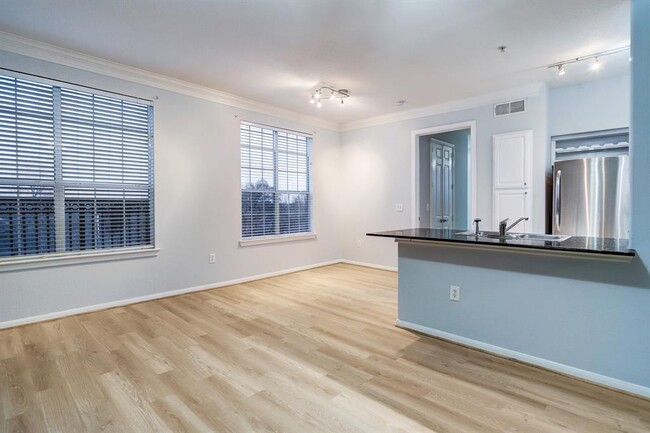 Building Photo - 7575 Kirby Dr