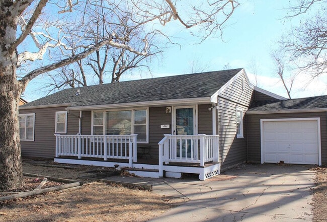 Building Photo - 725 W 22nd Ave