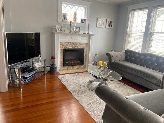 Building Photo - 574 School St