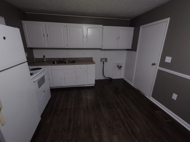 Building Photo - 1102 Capri Dr