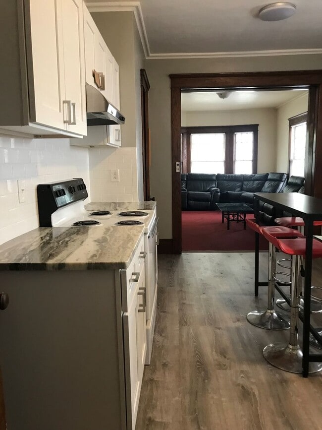 Building Photo - 7 Bedroom 3 Bathroom Unit with Updates! Available May 16th 2026