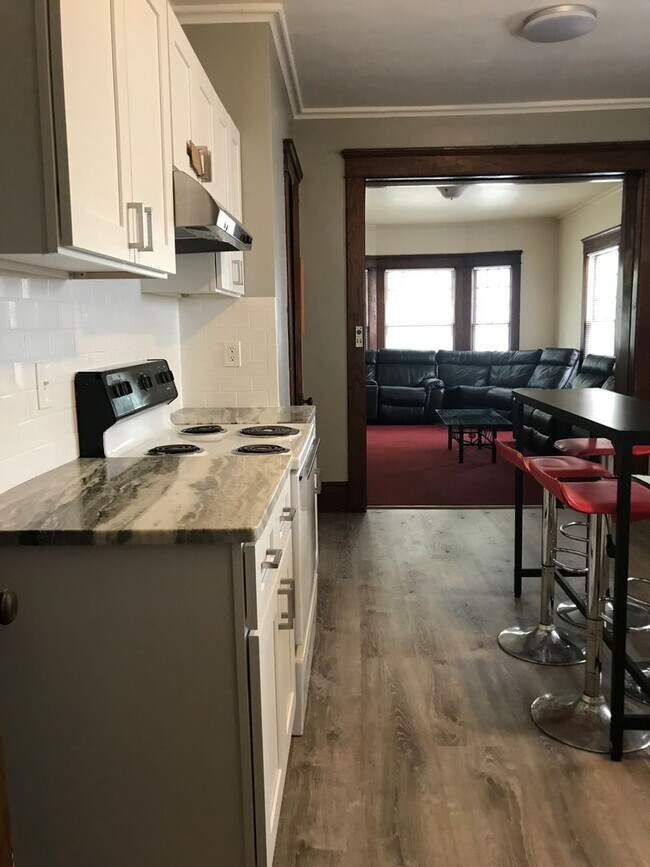 Foto del edificio - 7 Bedroom 3 Bathroom Unit with Updates! Available May 16th 2026