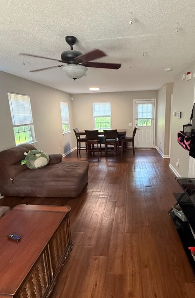 Foto del edificio - BONHAM AVENUE - 4BD - Students Welcome ($8...