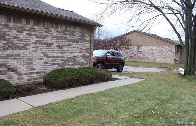 Building Photo - 41455 Clinton Grove Dr
