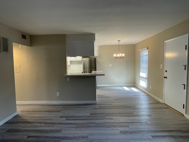 Foto del edificio - 8664 Falmouth Ave