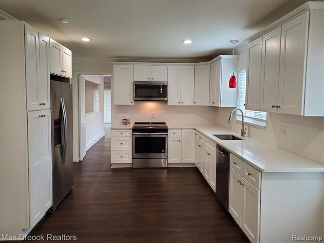 Building Photo - 6487 Maple Hills Dr