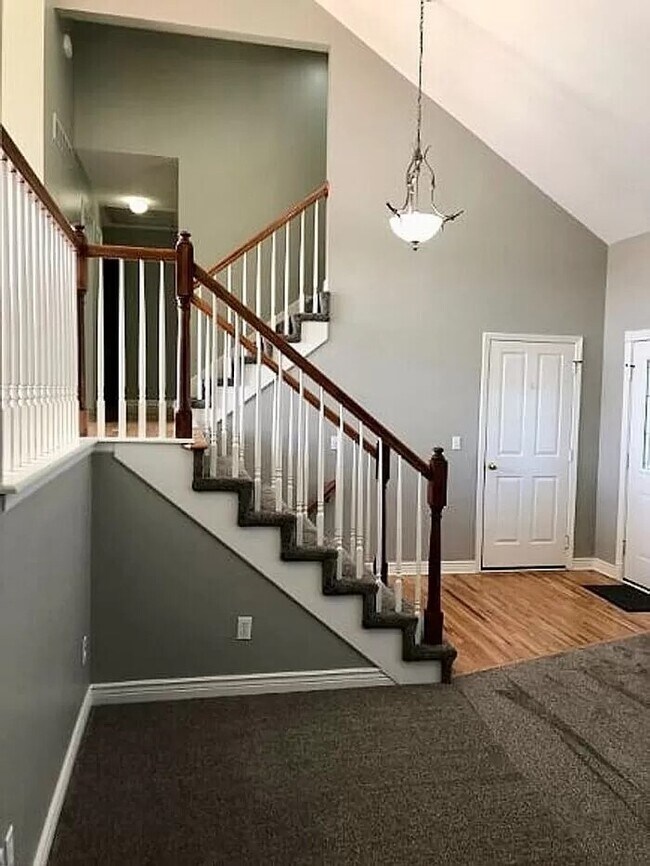 Foto del edificio - Spacious 4-Bedroom Greenwood Home with Vau...