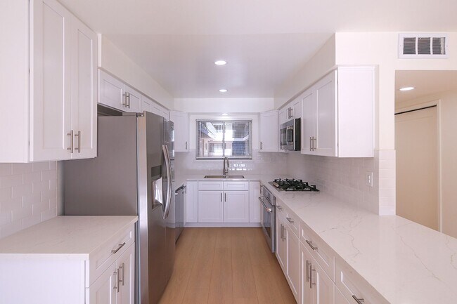 Building Photo - IN-UNIT LAUNDRY WITH ON-SITE PARKING!!