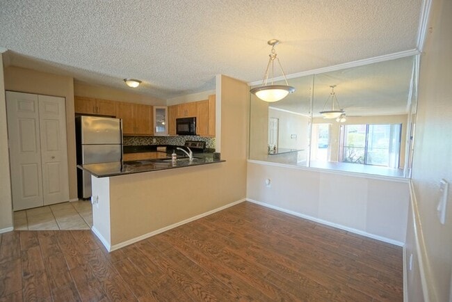 Foto del edificio - Spacious 2-Bedroom Condo with Screened Lanai in Gallery at Bayport