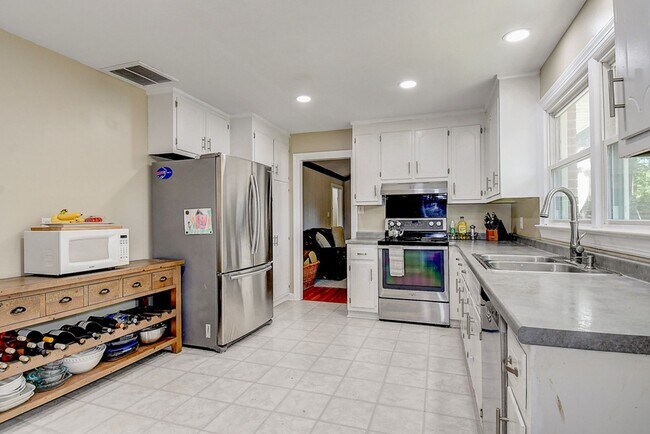 Building Photo - ONE LEVEL LIVING at it's FINEST in the SOU...