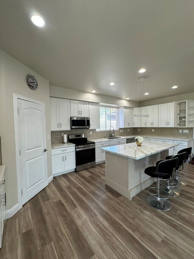 Building Photo - 7175 Vista Ridge Dr