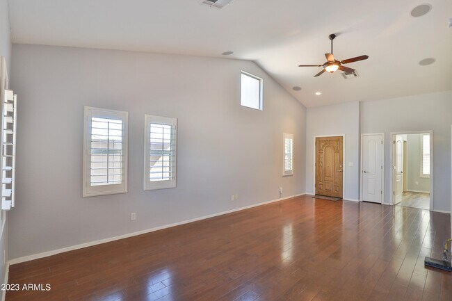 Foto del edificio - 2565 E Southern Ave