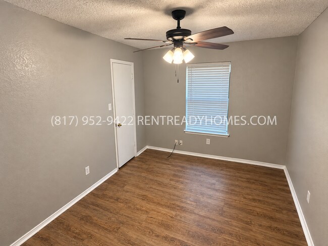 Foto del edificio - 208 Oak Meadow Ln