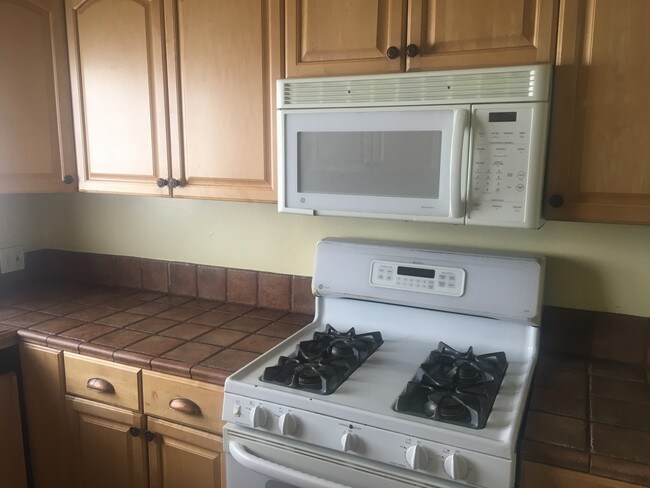kitchen gas stove & microwave - 1033 S Redondo Blvd