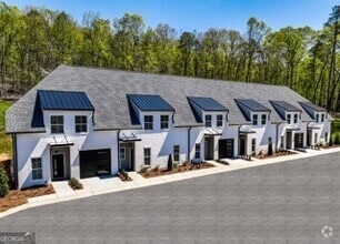 Building Photo - 119 Chateau Dr SE