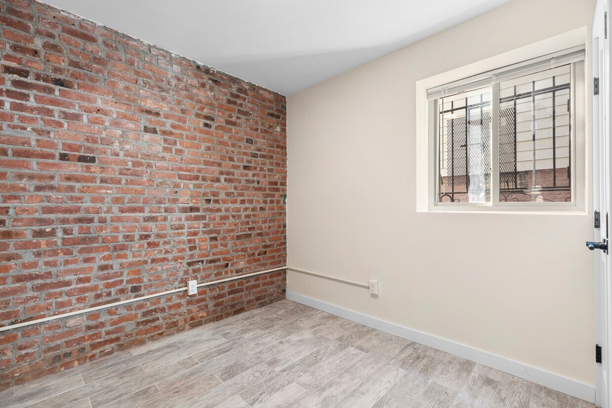 Primary Photo - 301 Clerk St