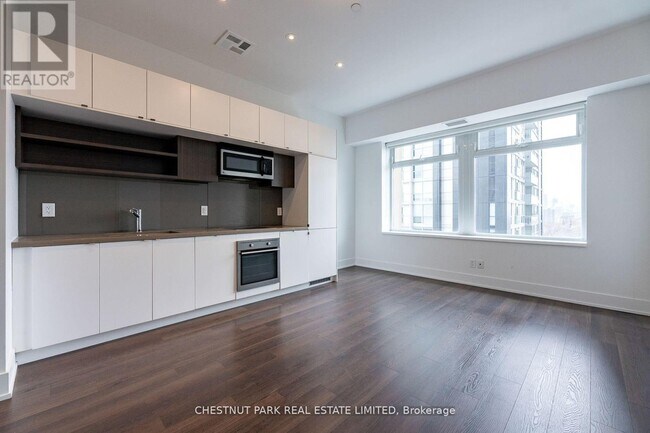 Photo du bâtiment - 111-111 St Clair Ave W
