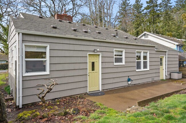 Building Photo - Charming 2 Bed Home in Salem