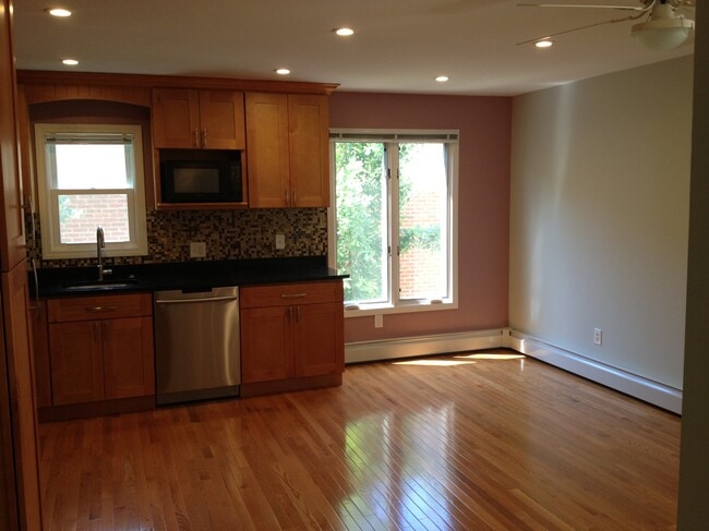 Building Photo - 212 Charles St