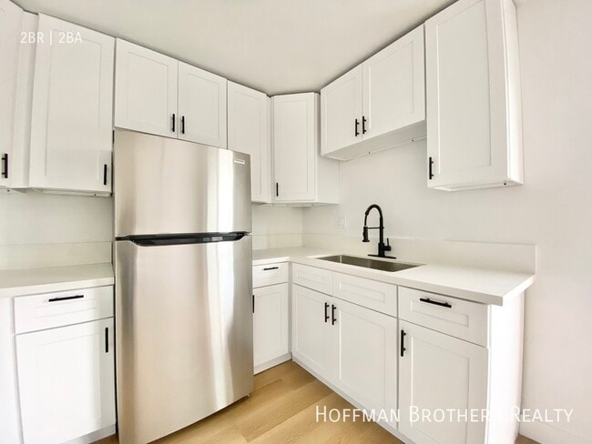 Building Photo - 136 S Oxford Ave