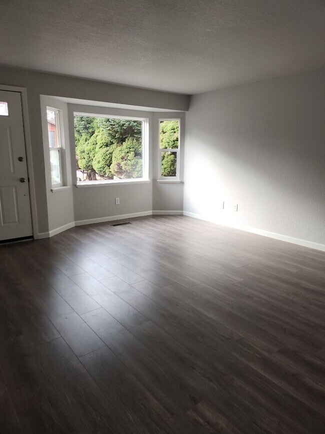 Foto del edificio - Modern 3 Bedroom Home with Spacious Backyard