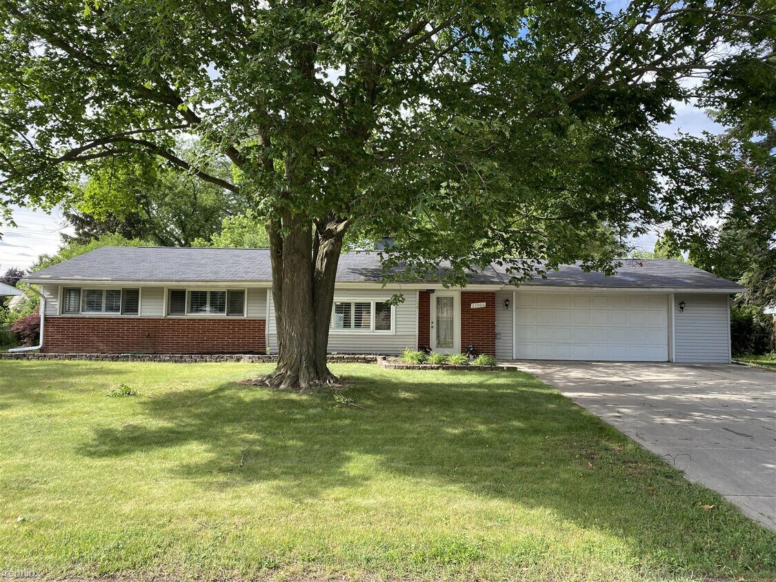 3 br, 2.5 bath House 23966 E Le Bost House Rental in Novi, MI