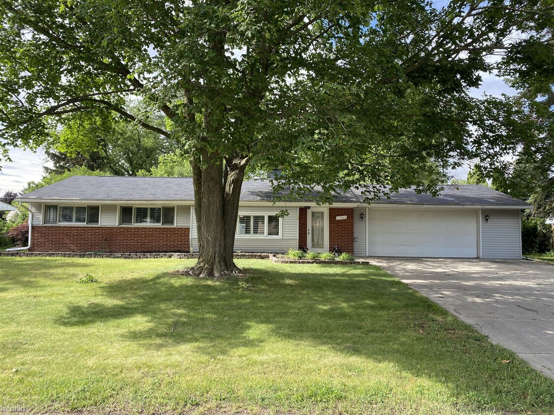 3 br, 2.5 bath House 23966 E Le Bost House Rental in Novi, MI