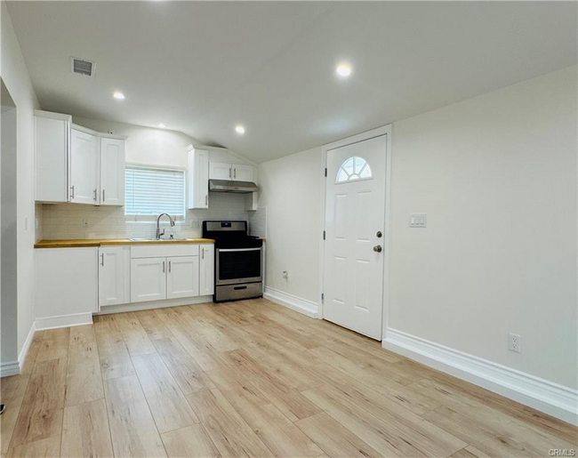 Building Photo - 10355 Densmore Ave