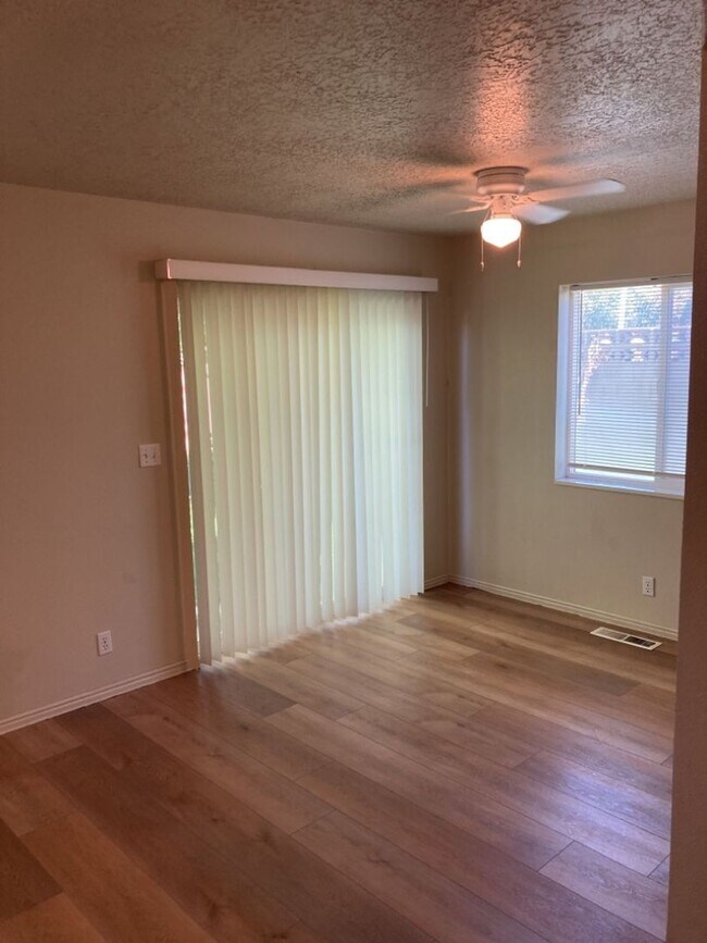 Foto del edificio - 3 bed, 1.5 bathroom - Two Story Twin Home