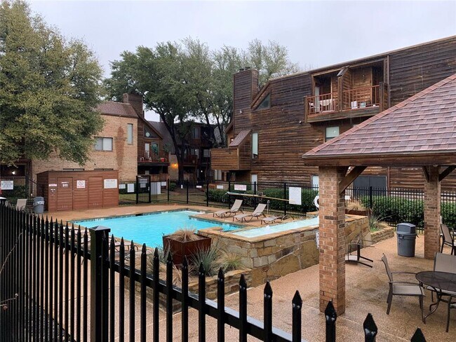 Foto del edificio - 2311 Balsam Dr