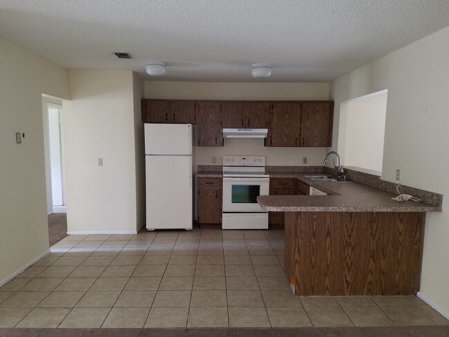Building Photo - Spacious 3 bedroom 2 bath 2 car garage home