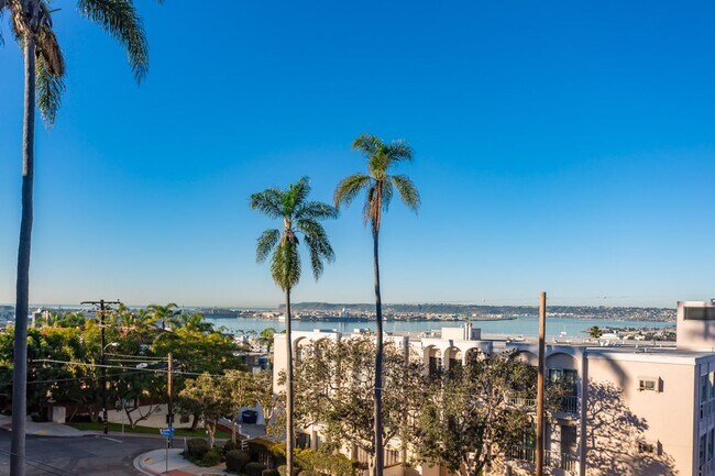 Foto del edificio - Stunning Bay View Condo in Bankers Hill
