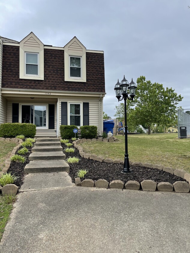 Primary Photo - 1542 Jameson Dr