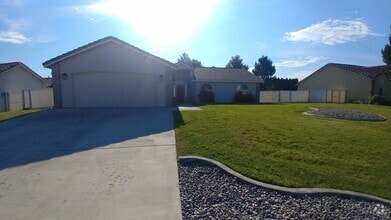 Building Photo - 2504 Ficus Dr