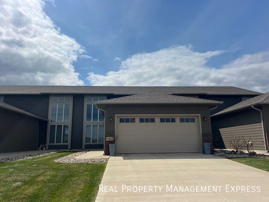 Foto principal - Modern 3 Bed, 2.5 Bath with Loft | Located...