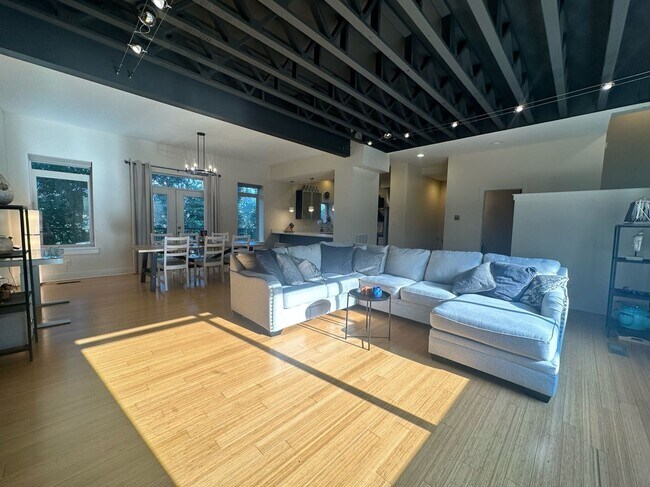 Building Photo - 104 Vertical Lofts Dr