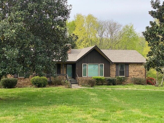 Building Photo - Great location! Country feel 4 bedroom 3 b...