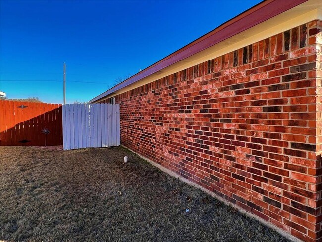 Building Photo - 2410 Gail Dr