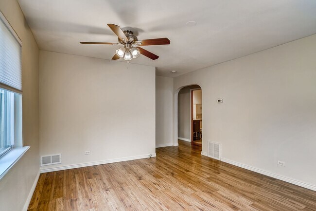 Building Photo - Evolve Real Estate: Cozy Townhouse Just of...