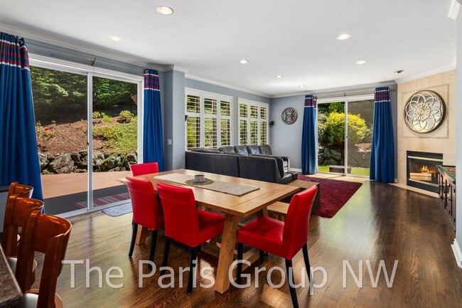 Building Photo - Stunning 3450sf Bellevue Home * Central A/...
