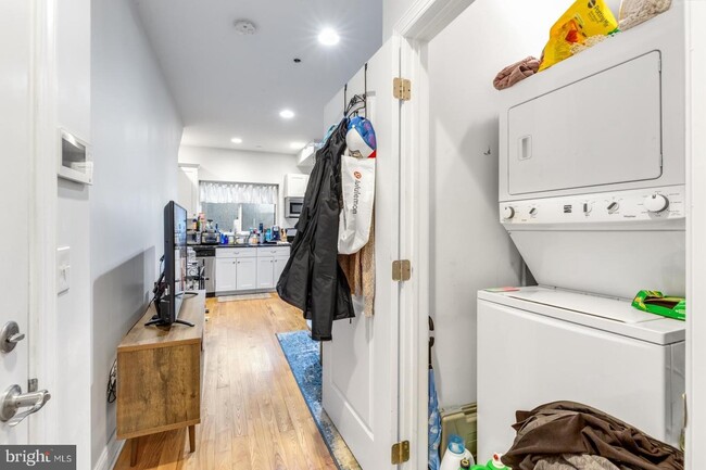 Building Photo - 2427 Frankford Ave