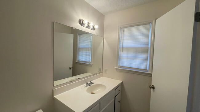 Building Photo - 19 Wedgefield Dr