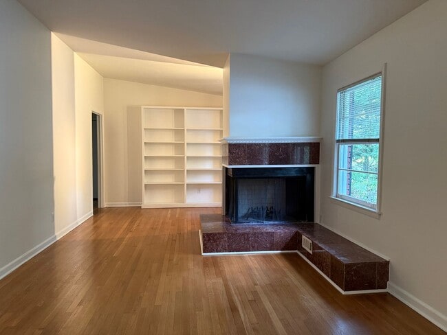 Building Photo - Vintage ranch with loads of charm!