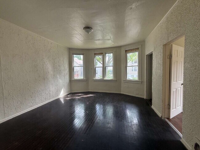 Foto del edificio - 1 Bedroom, 1 Bath Lower-Front Unit