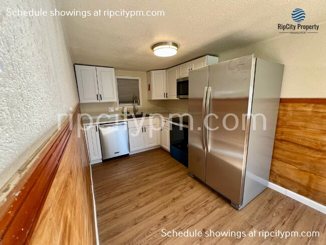 Building Photo - Beautifully Updated 2-Bedroom Single-Famil...