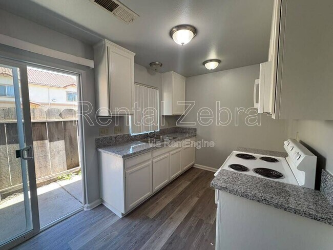 Foto del edificio - 2951 Willowbrook Dr
