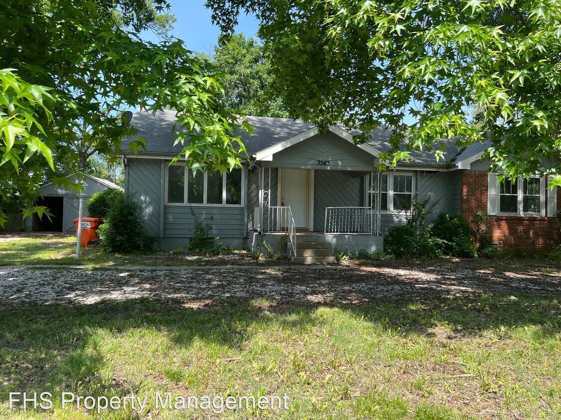 4 br, 1.5 bath House 3565 S Scenic House for Rent in Springfield