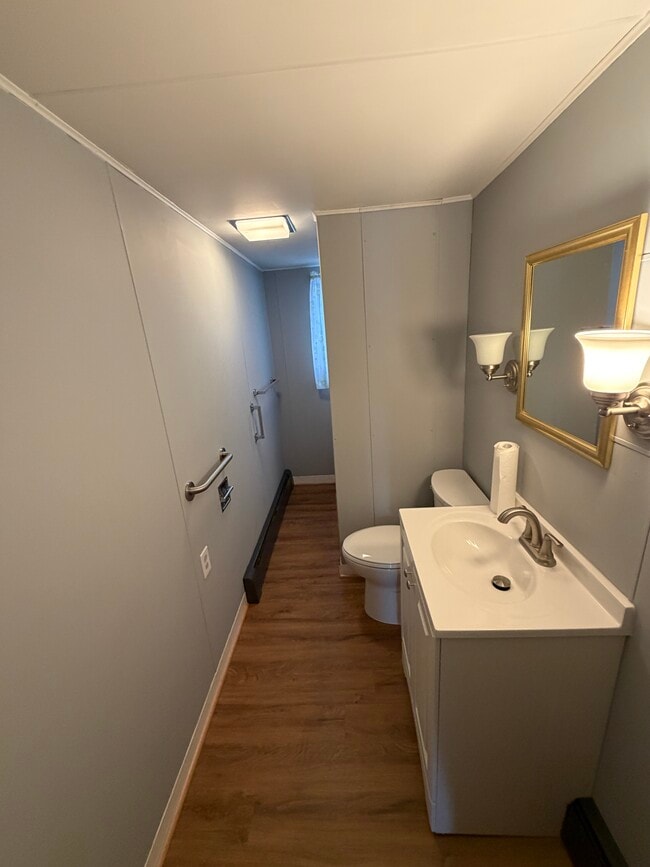 Building Photo - 454 Bodnick St